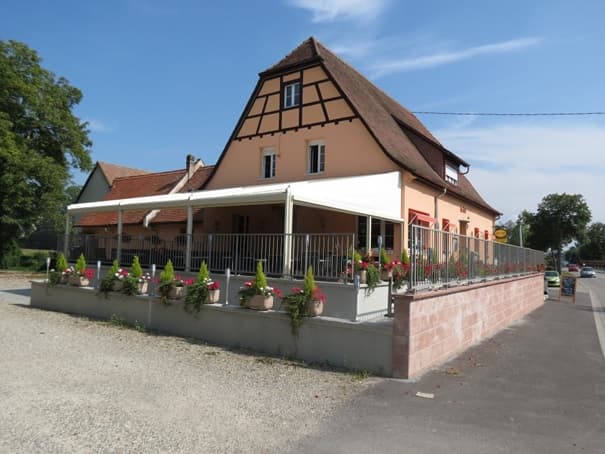 La façade à colombages du restaurant Au Zoll et sa terrasse